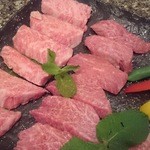 焼肉 金牛 - 右が上ロース・左が特上ロース