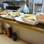 Ichiba Shokudou - カウンター上の魚料理