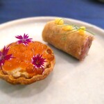 Le Coin Discret - 噴火湾マグロ脳天のロールチュイル　鰤スモークと白ワイン漬けイクラのタルト　ーク、白ワイン漬けイクラ