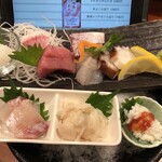 味菜芳文 - 名物お造り盛り合わせ：１５８０円（信じられないような良心的な価格）、名物にうなずけます！、絶対に注文すべきです！