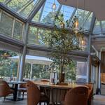 ザ・テラス - 窓近くの開放的なエリア