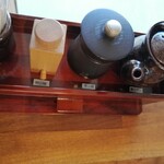 うなぎ四代目菊川 - 山椒は粉タイプとミルタイプ。どちらもそんなに利かなかった。