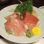 藤吉 - 本日のおまかせ竹(3000円)のお刺身。マグロ、わらさ、黒鯛