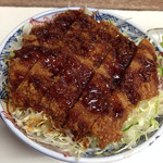 Tonkatsu Miyoshi - やわらかでボリュームあるカツが千切りキャベツと合います