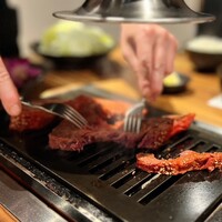 黒毛和牛ヘレ肉専門店 炭火焼肉 りきちゃん 北浜店 - 店員さんがフォークで割きながら焼いてくれます。きみやさんから継承したスタイルですね。