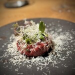 tens. - 但馬牛の赤身自体に甘みというか、旨味が濃いですねぇ。
      レフォールがキリッと整えてくれます。