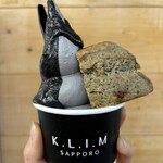 K.L.I.M - ソフトクリーム生黒ごま　カップ　チョコレートソースとスコーントッピング