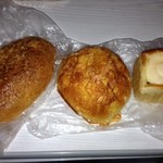 クラインゲベック - 左・塾トマトチキンカレー1\150　中・チーズフランス?\160　右・さつまクリームチーズ\145