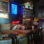 Spice&Dining KALA - カウンター、テーブル席、ボックスソファ席という、ショットＢＡＲを絡めた座席構成。