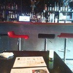 Spice&Dining KALA - 黒を基調としたスタイリッシュなデザインで、カウンターの奥には洋酒の瓶が並ぶ。