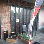 Spice&Dining KALA - 開放的なガラス張りを採用し、ちょっとしたカフェ的な外装でスタイリッシュ。