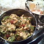 Spice&Dining KALA - 右奥：アヴィヤル…ヨーグルトとココナッツの酸っぱいカレー　手前：オクラのポリヤル…グリーンチリを効かせた野菜の炒め蒸し