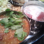 Spice&Dining KALA - 右奥：ライタ…生野菜のヨーグルトサラダ　手前：チキンキーマ…鶏肉の挽肉カレー