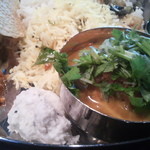 Spice&Dining KALA - 右：シイラのモイリー…シイラのフィッシュカレー　左：ココナッツチャトニ  左奥：レモンピックル