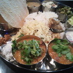 Spice&Dining KALA - ライスに刺さってるのは、パパド…豆粉の煎餅　バラバラに砕いて混ぜて食べる