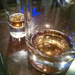 Spice&Dining KALA - 手前の方が度数が低いのにキックが強く、度数の高い奥の方が芳醇だった。