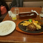 ロイヤルホスト - 黒✕黒ハンバーグ&オマール海老と蟹のテルミドールと、ライスの2ショットです。