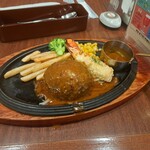 ロイヤルホスト - 黒✕黒ハンバーグ&オマール海老と蟹のテルミドールのハンバーグの部分に、ブラウンバターソースをかけた様子です。