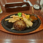 ロイヤルホスト 高輪店 - 黒✕黒ハンバーグ&オマール海老と蟹のテルミドール・その2です。ハンバーグの形が丸くふっくらとしているのが分かります。