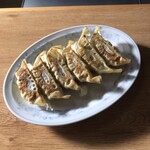 銀華亭 - 餃子(６個)   税込420円　　　　　　　　　　　　　　タレはテーブル調味料をお好みで