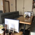 銀華亭 - 店内　テーブル席のみでカウンター席無し　　　　　　相席になる場合もあります