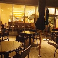 キッチン 大宮 MARK IS みなとみらい店 - テラス席から店内を見る