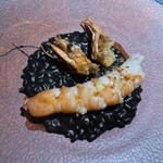 Rocca cucina italiana - これこれ〜　足赤海老の美味しさそのまんま出てるお料理　イカスミリゾットも黒いけどトマト風味✨