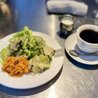 レストラン アルティザン（restaurant Artisan） - キャロットラペなども付いたサラダ
                    朝はおかわり無料のコーヒー
