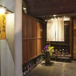 恵比寿 吉乃坐 - 路地を入ると季節の花たちがお出迎え