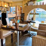 Monkey Pod - 店内　※スポーツ新聞がないのが、残念です