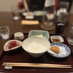 宮坂 - ご飯：煮えばら、赤出汁のお味噌汁、お新香