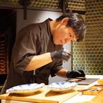 膳処末富 - 末富氏ほど黒い調理手袋が似合う男は居ないと思う。