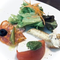 Serafina NEW YORK さいたま新都心店 - 前菜／モッツアレラ＆トマトのカプレーゼ。イタリアンサラミ。バゲットに栗とクリームチーズ。自家製シャンパンハニードレッシングのグリーンサラダ。