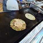 ネギヤキタイガー - テイクアウト時にねぎ焼きが調理中。許可を頂いてから撮影。