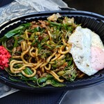 ネギヤキタイガー - トッピング九条ねぎで埋まっている焼きそばをかき出したところ。