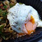 ネギヤキタイガー - 半熟目玉焼きの黄身をお箸で潰したところ。