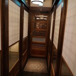 鷹匠鍋 あか羽 - 玄関からのアプローチ