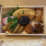 日本橋 弁松総本店 - 黒い！　茶色い！　しょっぱい！　あまい！　でもあと味よく旨し！　そして825㌔㌍は伊達ではなく、平らげてしばらくすると、腹にどーん！　とくる。