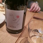 神楽坂chouchou - 紹介してくださるナチュラルワインをテーブルに置いてくださいます。