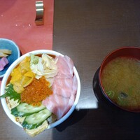 カニカニランド - トロの入った海鮮丼