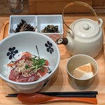 だし茶漬け+肉うどん えん - だし茶漬け＋肉うどん えん コレド日本橋店 漬け鮪の漁師風 税込980円 ごはん小盛り