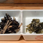 だし茶漬け+肉うどん えん - だし茶漬け＋肉うどん えん コレド日本橋店 だし茶漬けに付く小鉢2品はひじき煮と高菜漬け