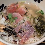 だし茶漬け+肉うどん えん - だし茶漬け＋肉うどん えん コレド日本橋店 漬け鮪ご飯に出汁を注ぎ、ひじき煮と高菜漬けを投入