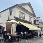 珊瑚礁 - 夏場はテラス的な席もある