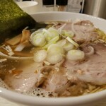 マツヨシ大飯店 - （※写真5）塩ラーメン（エビ油　並盛）（正面から）