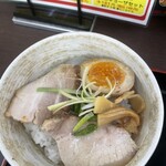 愛と情熱のらーめん屋 皐月亭 - ライスにチャーシューと玉子、メンマと九条ネギのオリジナル丼