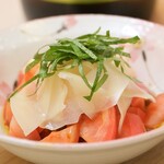 金陵本店 - トマトとガリのハーモニー。紫蘇を散らして「がりトマ」完成！