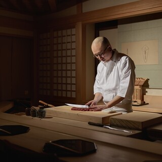 店主西崎祐樹氏は、無口ながら謙虚で優しい人柄の鮨職人