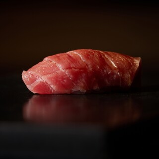 魚の真髄を引き出しネタへと昇華させ握る鮨