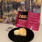 ル・ラピュタ - コンテとアプリコットのチーズケーキ(蜂蜜がけ)